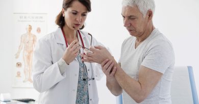 Consulta, adulto mayor en dolor