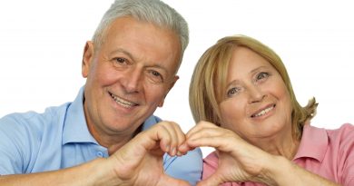 pareja haciendo signo de corazón