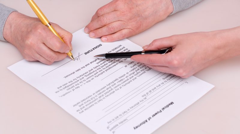 Adulto mayor firmando documento