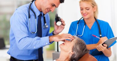 Oftalmólogo examen de ojo de mujer senior