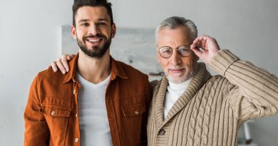 hombre sonriente mientras con adulto mayor alegre