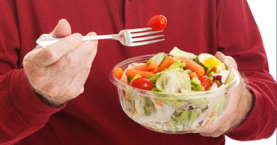 Adulto mayor come ensalada