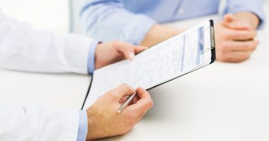 médico y paciente con portapapeles