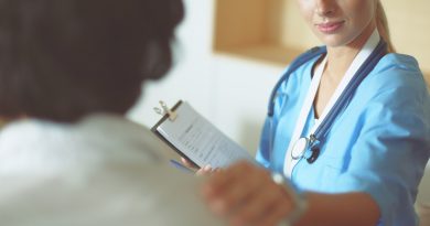 Mujer doctora ayudando a la tercera edad sosteniendo la mano en el hospital
