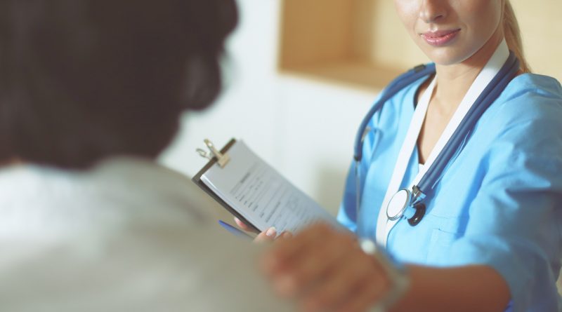 Mujer doctora ayudando a la tercera edad sosteniendo la mano en el hospital