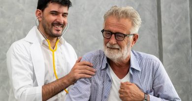 Paciente adulto mayor visita al médico en el hospital