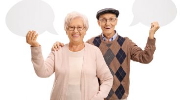 Una pareja de adultos mayores con burbujas de diálogo