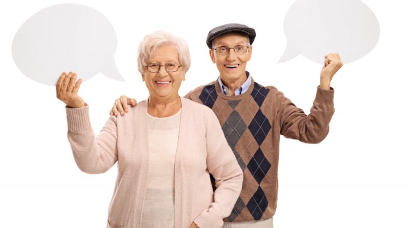 Una pareja de adultos mayores con burbujas de diálogo