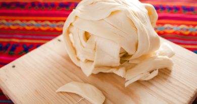 Queso Aoxaca encima de una tabla de madera