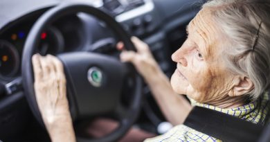 Adulta mayor conduciendo un auto