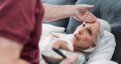 cuidador revisa el estado de salud de una paciente