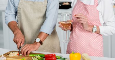 pareja de adultos mayores preparando alimentos en la cocinae