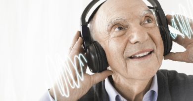 hombre adulto mayor con audífonos escuchando música