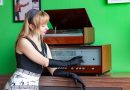 Mujer escuchando música en un modular