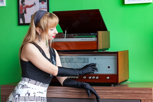 Mujer escuchando música en un modular