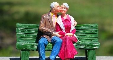 Adultos mayores besándose