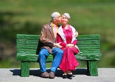 Adultos mayores besándose
