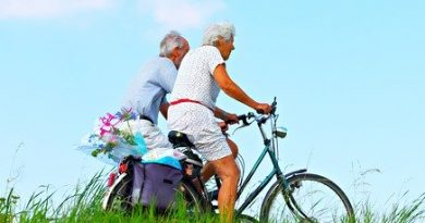 Adultos mayores en bicicleta