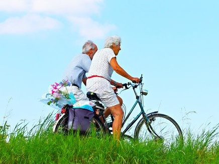 Adultos mayores en bicicleta