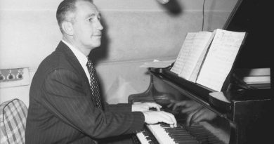 Francisco Gabilondo Soler tocando piano.