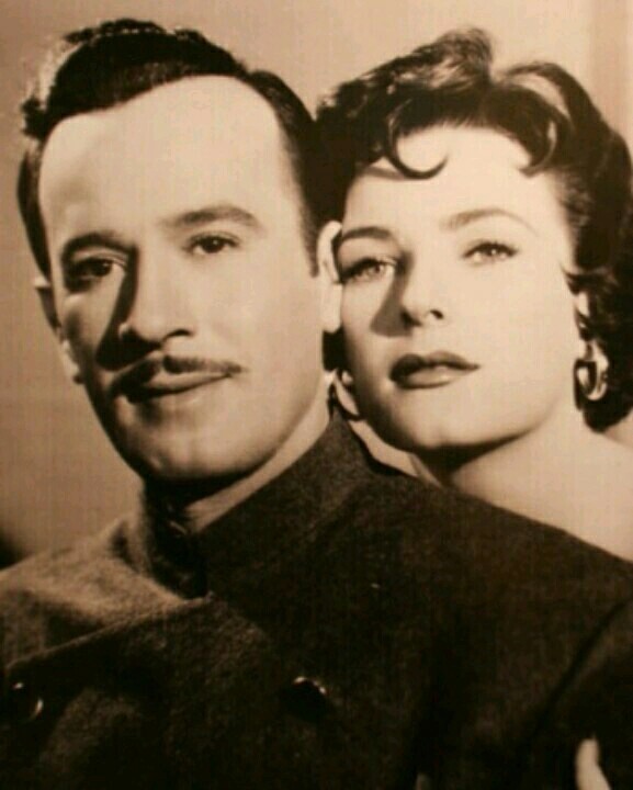 Foto de la actriz Miroslava Stern y Pedro Infante.