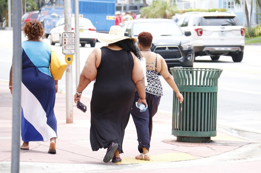 Mujeres obesas caminando por la calle.